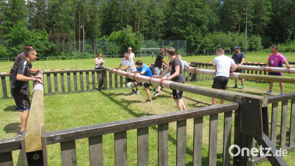 Voller Einsatz war beim Spiel im Lebendkicker, wenn auch die Bewegungsfreiheit etwas eingeschränkt war, gefragt. Bild: adj