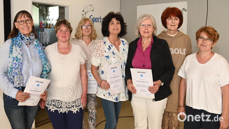 Der Tierschutzverein hat langjähriger Mitglieder geehrt (von links): Ingeborg Hübner, Sabine Falk, Martina Nimmerrichter, Rommi Schneider, Wanda Desor, Agnes Schiefer und die neue Beisitzerin Katja Schreier. Bild: gf