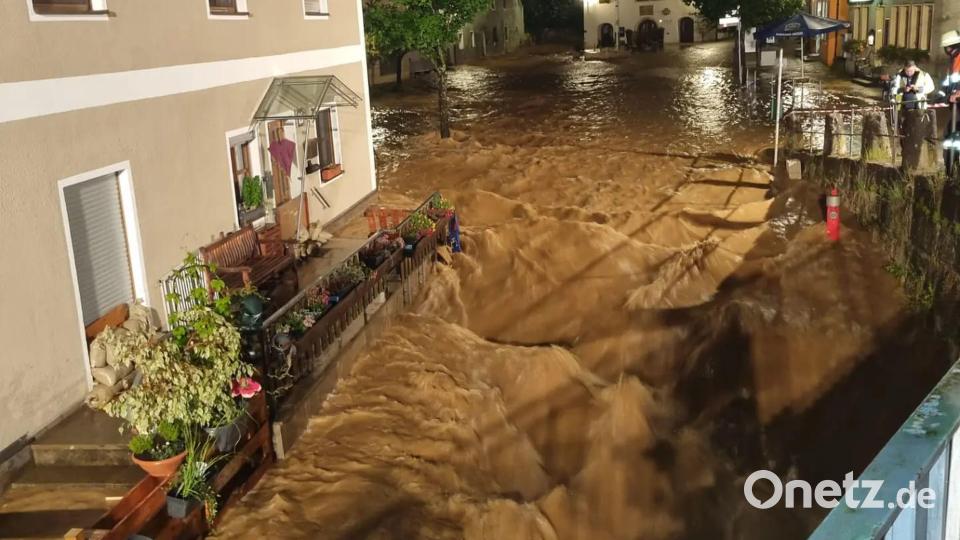 Erneut war der Markt Kastl betroffen. Elf Tage nach der bundesweit beachteten Sturzflut, stand der Marktplatz am Samstagabend ein weiteres Mal unter Wasser. Bild: Feuerwehr Kastl