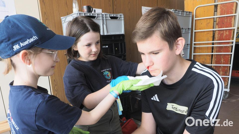 Praktische Erste Hilfe: Zwei Bambini aus Auerbach helfen einem jungen Mann mit (simuliertem) Nasenbluten. Bild: kek