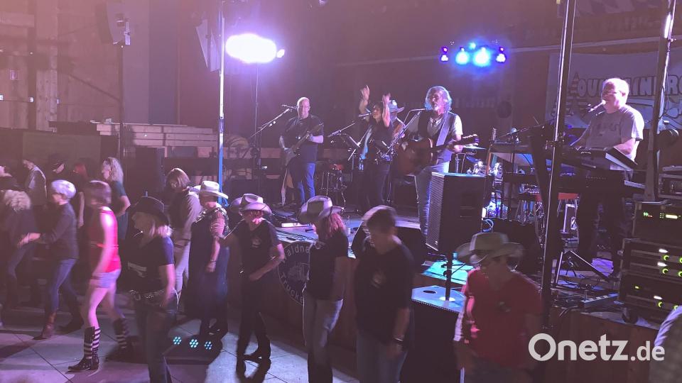 Die "Mountaineros" animierten zum Line-Dance. Bild: tok