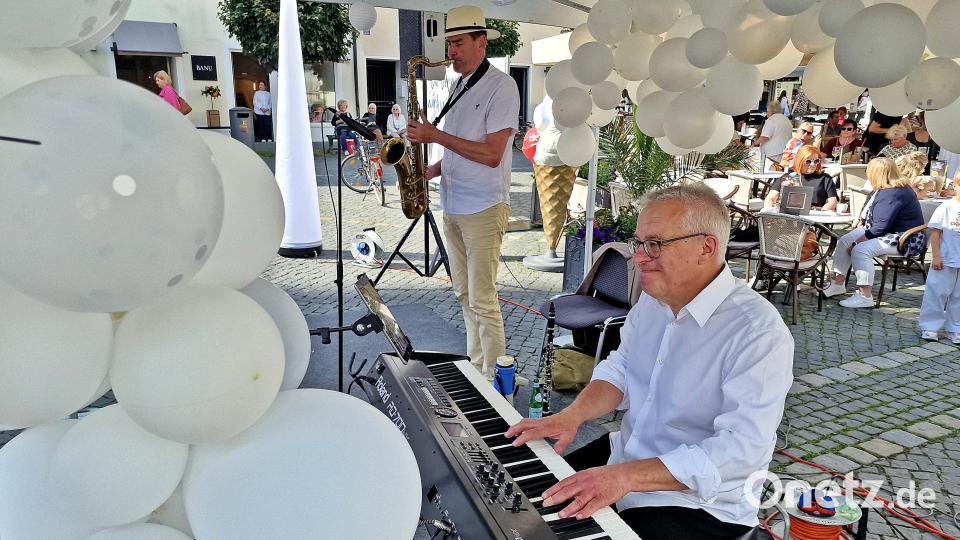 Das Musik-Duo &quot;Exactly like two&quot; unterhielt nicht nur mit klassischen Stücken. Bild: R. Kreuzer