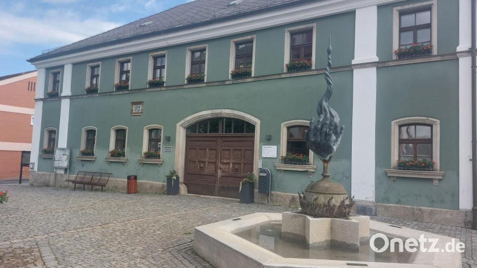 Das Rathaus Eslarn soll sich künftig den Bürgerinnen und Bürgern barrierefrei präsentieren. Dafür sind heuer und in den nachfolgenden Jahre im Vermögenshalt und dem Investitionsplan entsprechende Mittel vorgesehen. Bild: bey
