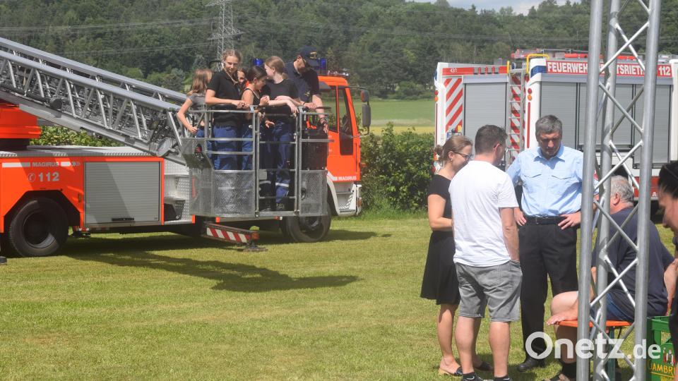 Immer besetzt der Korb der Drehleiter. Da gings in luftige Höhe für einen Blick über Bechtsrieth. Bild: fz