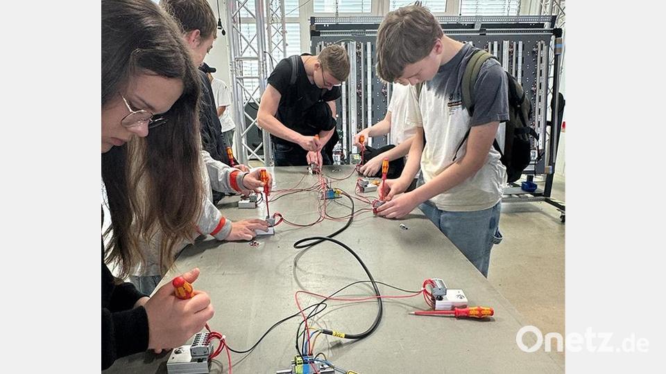 Auch selbst Hand anlegen durften die Schülerinnen und Schüler beim Microsyst-Schülertag. Bild: Vera Lehmann/microsyst/exb