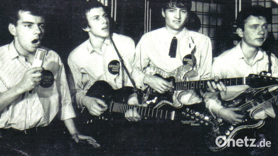 So fing es 1964 an: Mit drei Kumpels gründete Günter Kälberer (links) in Amberg die Beatband The Cannonballs und trat ab dann in Wirtshäusern, Tanzlokalen und verrauchten Kellern auf. Jetzt wurde Günter Kälberer 80 Jahre alt. Bild:  Archiv Houschka