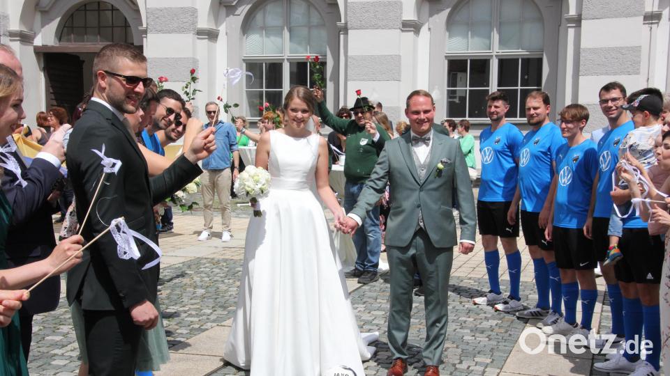 Ein glückstrahlendes Paar durchschreitet das Ehrenspalier. Bild: kro