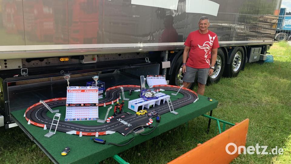 Georg Reißig zeigt seine Carrera-Bahn in seinem Truck. Die Kinder durften an diesem Tag sogar damit spielen. Bild: tok