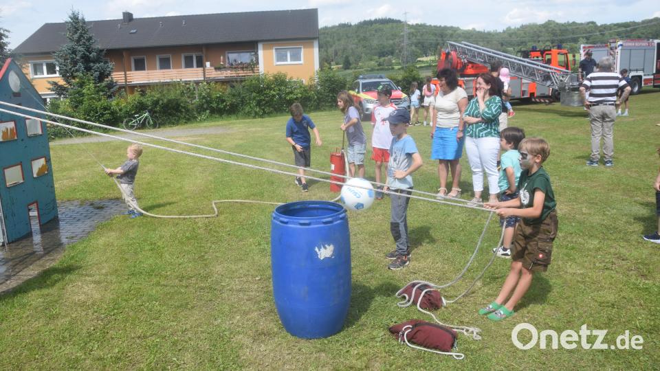 Auch die KIeinsten wurden ins Fest mit einbezogen. Sie sind der Nachwuchs der Jugend. Bild: fz