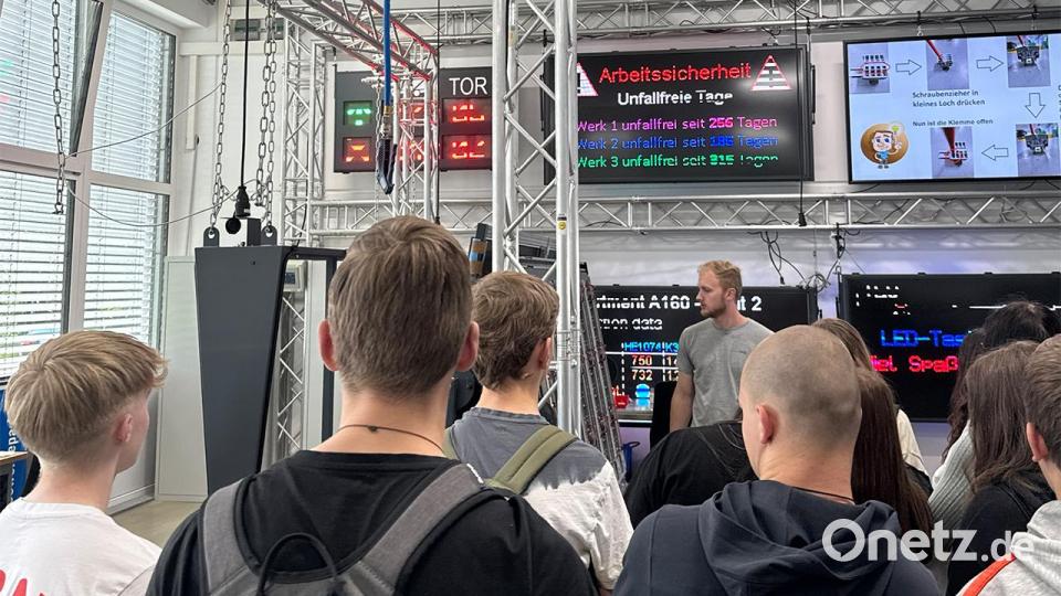 Ausbilder Florian Helgert zeigt den interessierten Jugendlichen die Vielfalt verschiedener Anzeige- und Kommissioniersysteme. Bild: Vera Lehmann/microsyst/exb