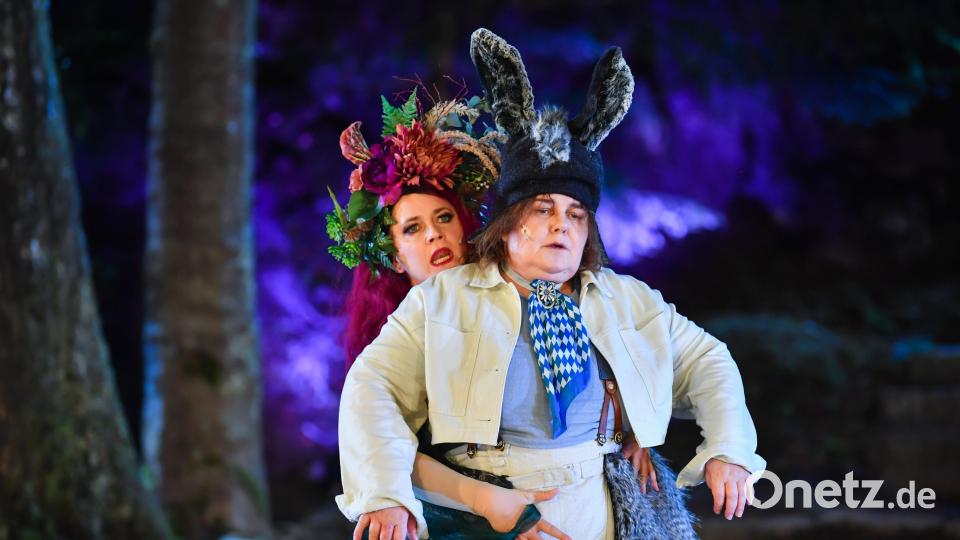 Selbst mit Eselsohren findet Meister Zettel (Adelheid Bräu) den Weg in Titanias (Nikola Norgauer) Schlafstätte. Bild: Miedl/Luisenburg-Festspiele