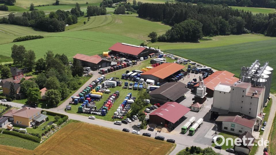 Die O`Schnitthalle mit zahlreichen Lkw auf dem Parkplatz. Bild: Roland Ried