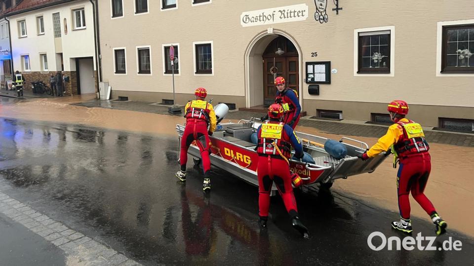 So sieht die Hochwasserlage am Samstagabend in Hahnbach aus. Bild: upl