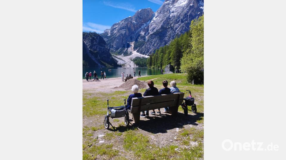 Einige Senioren der Wanderfreunde genießen den Blick auf den Pragser Wildsee und den Seekofel im Hintergrund. Bild: Andrea Zinnecker/exb