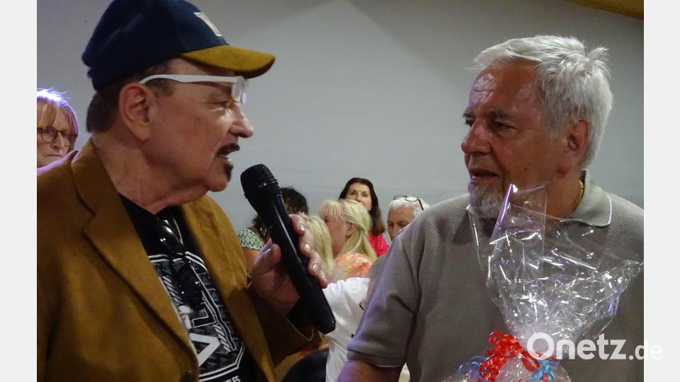 Vor 38 Jahren gründete Günter Kälberer (rechts) den Amberger Musikerstammtisch. Zu seinem 80. Geburtstag wurde er nun beglückwünscht und beschenkt von Stammtisch-Sprecher Herbert Olbrich (links) Bild: Houschka