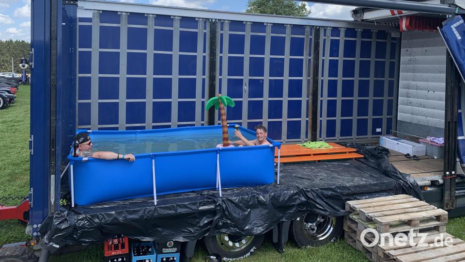 Torsten Schmitt (links) mit seinem Swimmingpool auf dem Lkw. Bild: tok