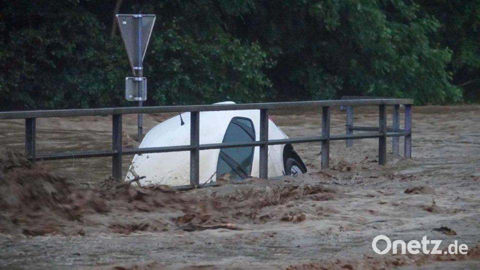 Ein von den Wassermassen mitgerissener PKW im Raum Schäffern in der Steiermark. Bild: Einsatzdoku.At Patrik Lechner/APA/dpa