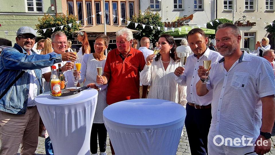 Gäste und Stadträte stoßen auf ein gutes Gelingen des ersten weißen Sommerabends an. Bild: R. Kreuzer
