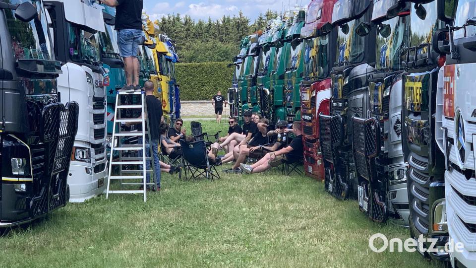 Truckerfreunde unter sich: Beim Truckertreffen stand neben den sehenswerten Fahrzeugen auch die Gemeinschaft im Vordergrund. Bild: tok