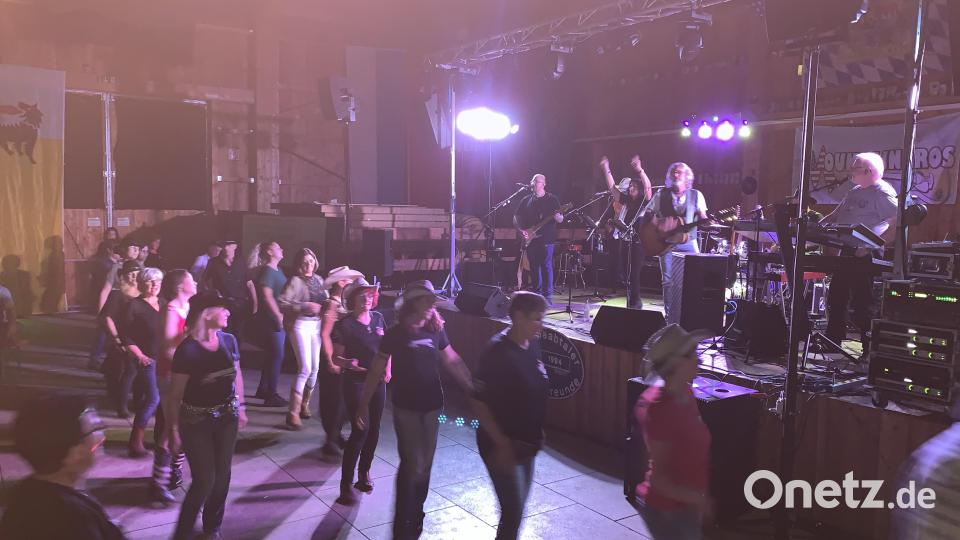 Die "Mountaineros" animierten zum Line-Dance. Bild: tok