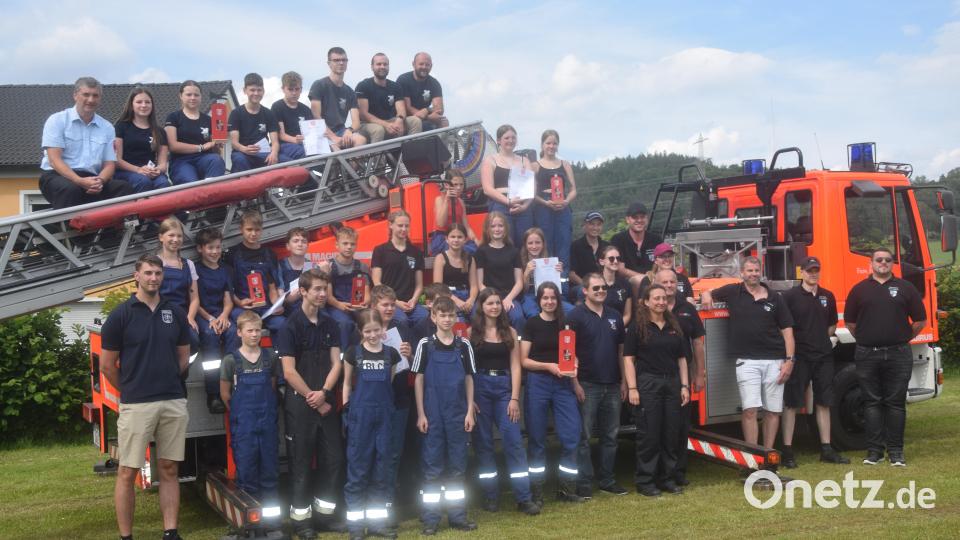 Die Drehleiter der Feuerwehr Weiden war eine Attraktion, mehr aber die 24 Burschen und Mädchen, die in sechs Teams beim Spiel ohne Grenzen Geschick und Können bewiesen. Bild: fz