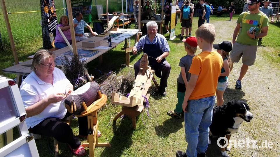 Generationsübergreifendes Interesse fanden die Klöppelarbeiten von Frieda Roith und das Gehstockschnitzen und Besenbinden von Andreas Ebnet. Bild: gz