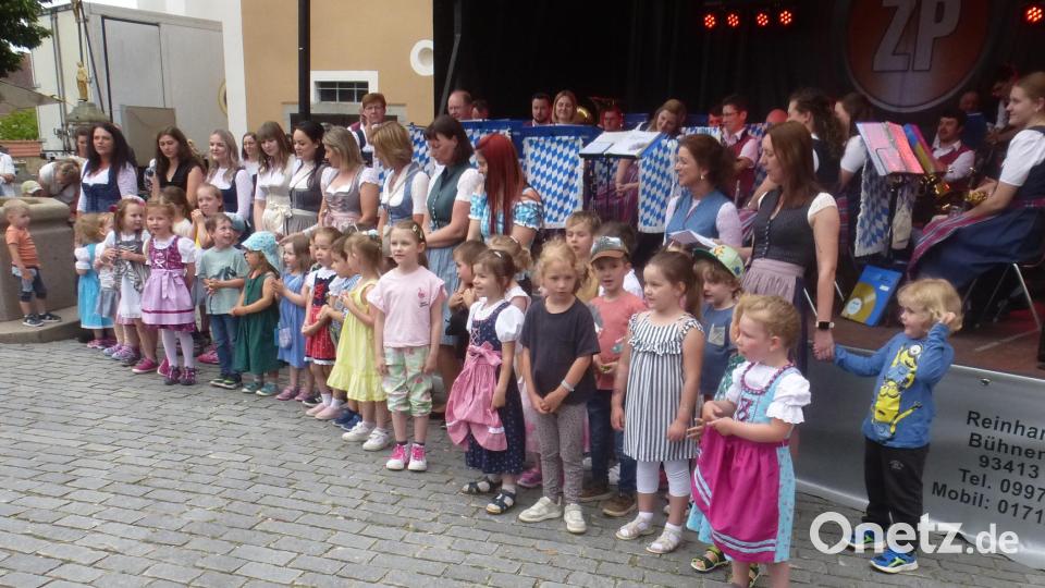 Die Kindergartenkinder ernten viel Beifall für ihr Lied. Bild: mad