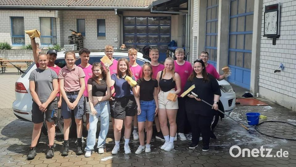 Die Schülerinnen und Schüler der Klasse M9 der Pfalzgraf-Friedrich Mittelschule Vohenstrauß haben sich eine kreative Idee einfallen lassen, um ihre Klassenfahrt zu finanzieren: Sie veranstalten eine Autowaschaktion. Bild: Kerstin Wallmeyer/exb