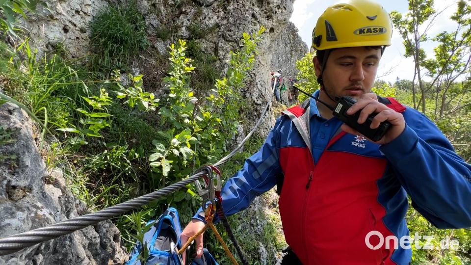 Bereitschaftsleiter Johannes Grötsch von der Bergwacht Sulzbach-Rosenberg bei einer Übung am Einstieg des Höhenglücksteigs. Gut zu erkennen ist hier das Stahlseil, in das sich die Klettersteig-Geher mit ihren Sicherungssystemen einklinken. Archivbild: Heike Unger