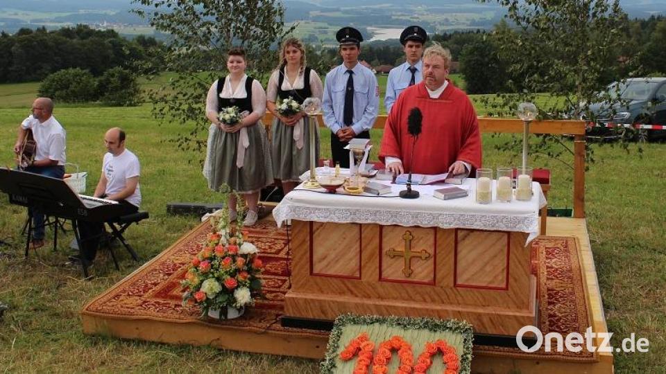 Pfarrer Albert Hölzl zelebriert den Festgottesdienst.. Bild: nis