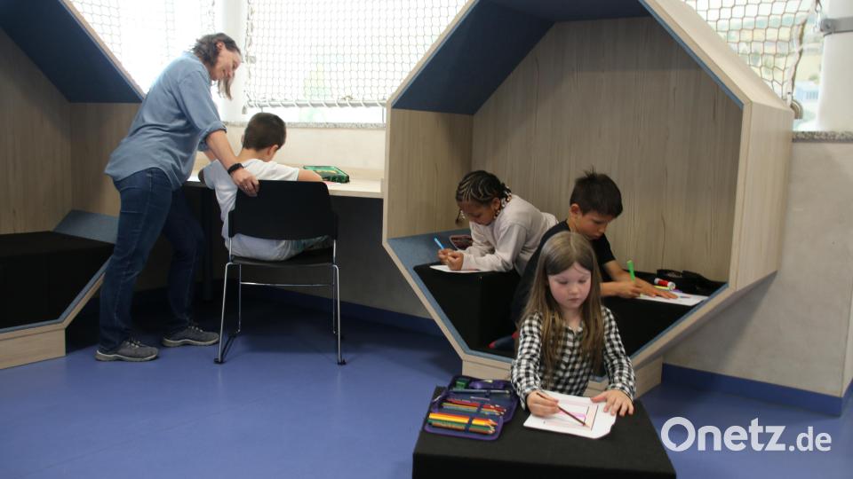 Für bestimmte Aufgaben dürfen Schüler die Lernecken mit den Waben und Tischen nutzen. Lehrerin Stefanie Friedrich prüft hin und wieder den Fortschritt. Bild: sne