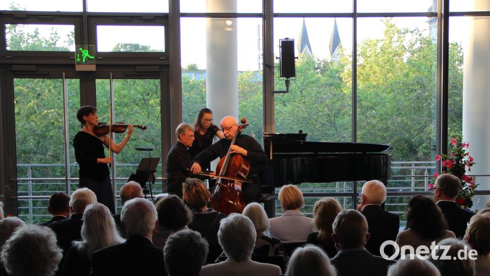 Das Adamar-Trio mit Hedwig Maria Pohl (Violine), Martin Pohl (Cello) und Michael Sachs (Klavier) trat an diesem Benefizabend unentgeltlich auf. Bild: Krones
