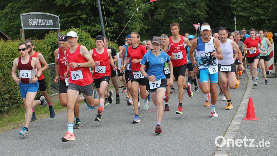 Karina Maier (Nummer 225) und Korbinian Völkl (35) geben bereits beim Start Vollgas. Bild: pi