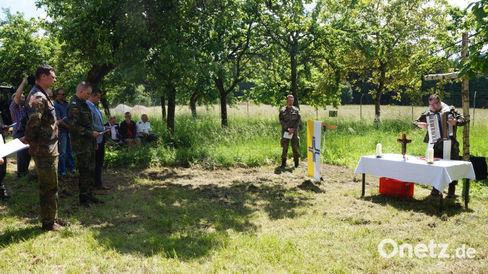 Standortpfarrer Christoph Witczak betet in einem beeindruckenden Gottesdienst um Frieden. Bild: wel