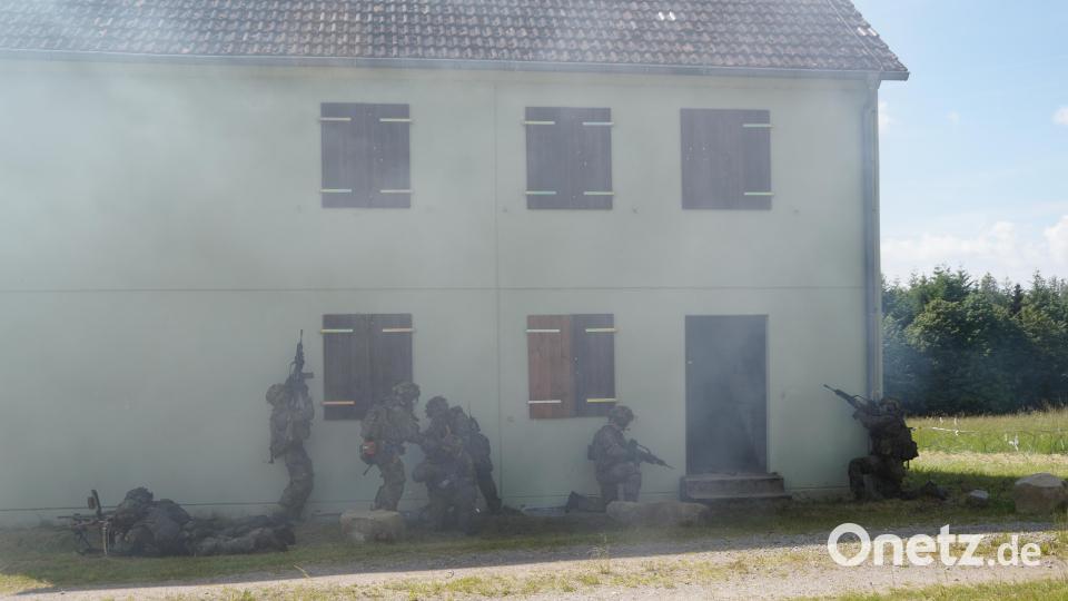 Bei einer Schauübung zeigen die Soldaten, wie die Einnahme eines Gebäudes durch die &quot;Feinde&quot; verhindert wird. Bild: wel