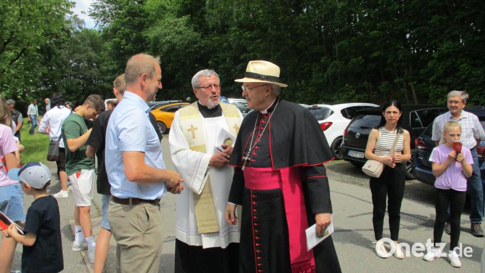 Bürgermeister Konrad Kiener und Pfarrer Markus Ertl begrüßen Bischof Rudolf Vorderholzer an der Kirche in Woppenhof. Bild: bnr