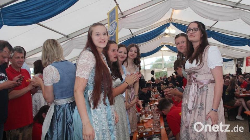 Auch die hübschen Festdamen der Feuerwehr aus Tiefenbach haben ihren Spaß. Bild: nis