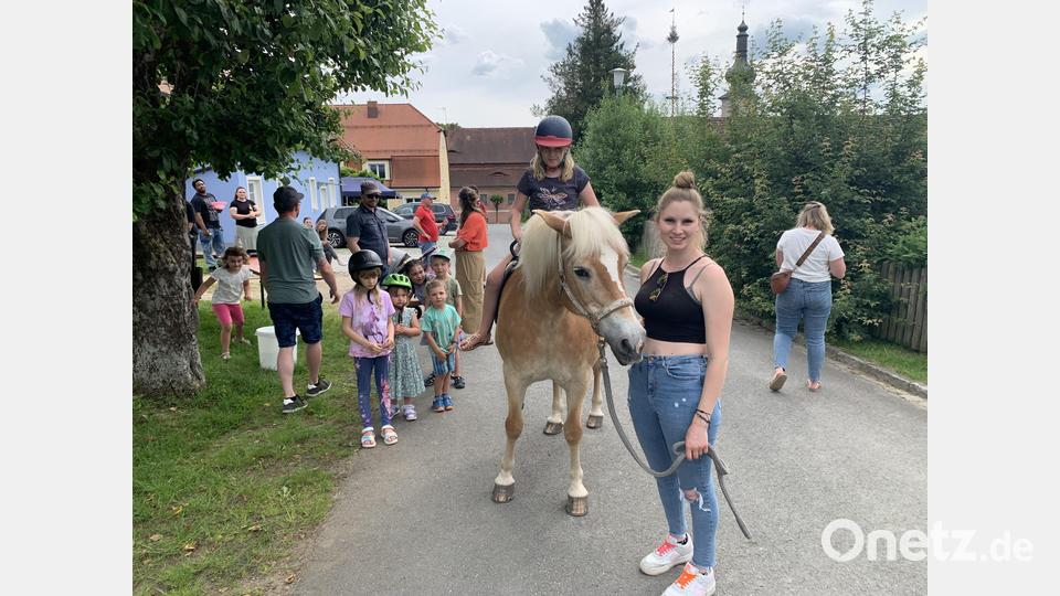 Ponyreiten mit Viktoria Fuchs. Bild: tok