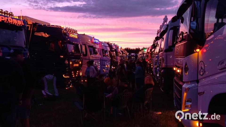 Auch bei Sonnenuntergang geben die vielen Lkw ein stimmungsvolles Bild ab. Bild: tok