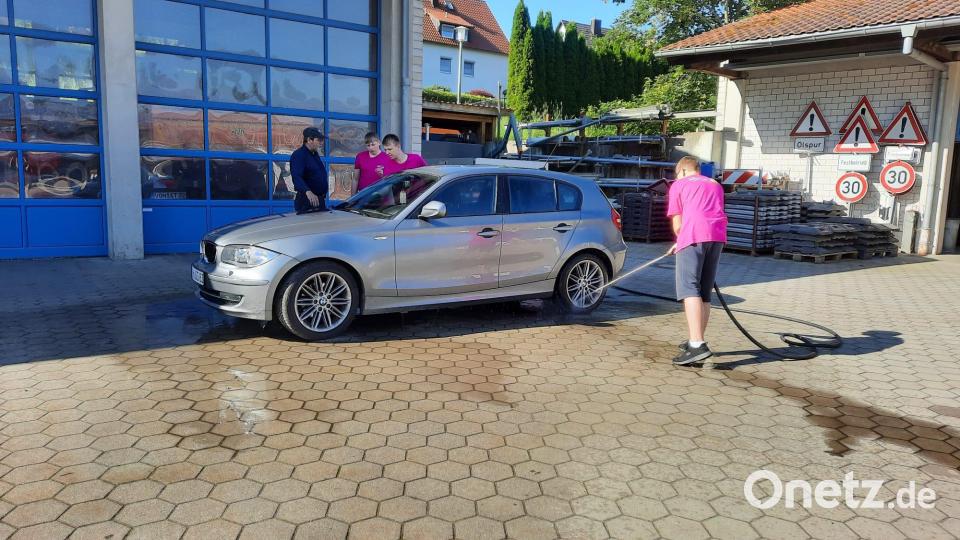 Die Schülerinnen und Schüler der Klasse M9 der Pfalzgraf-Friedrich Mittelschule Vohenstrauß haben sich eine kreative Idee einfallen lassen, um ihre Klassenfahrt zu finanzieren: Sie veranstalten eine Autowaschaktion. Bild: Susanne Hayo/exb