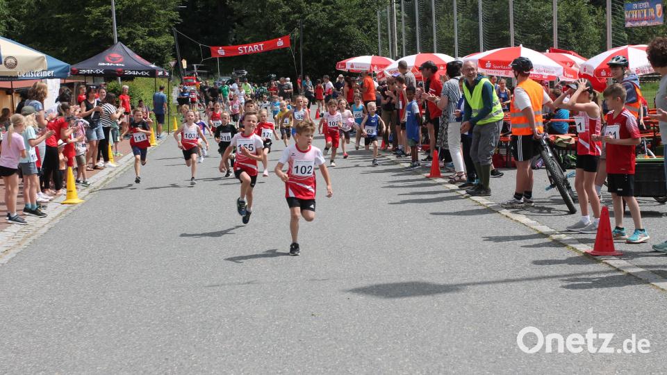 Die Bambini freuen sich über die Anfeuerungsrufe. Bild: pi