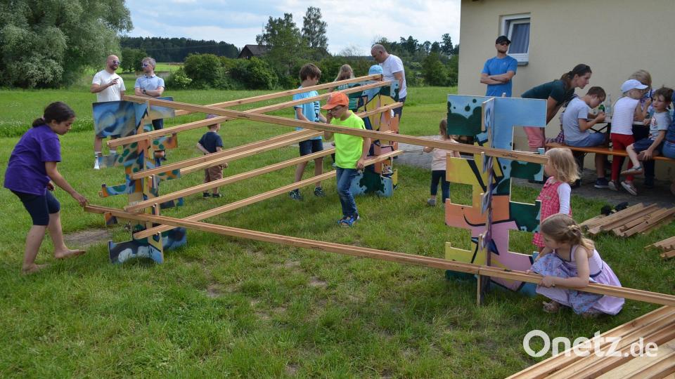 Beim Fest zu 40 Jahren BUND der Ortsgruppe Speichersdorf war auch für die kleinen Gäste allerhand geboten. Zum Beispiel konnten sich Kugeln auf der selbst aufzubauenden Kugelbahn bergab sausen lassen. Bild: ak