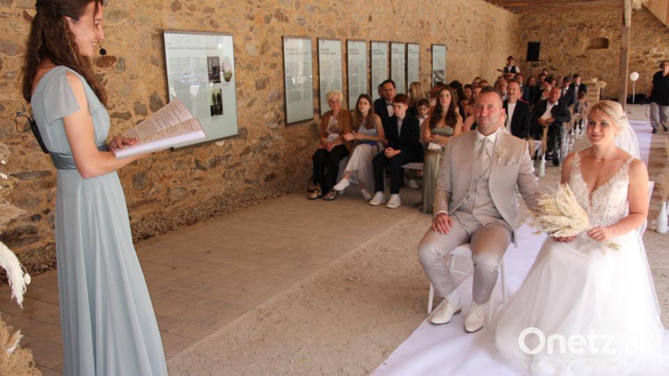 Vanessa und Stefan Haberkorn bei der Freien Trauung im Schafferhof in Konnersreuth. Magdalena Kirschbauer (links) von &quot;Funkenflug&quot; leitete die Zeremonie. Bild: kro