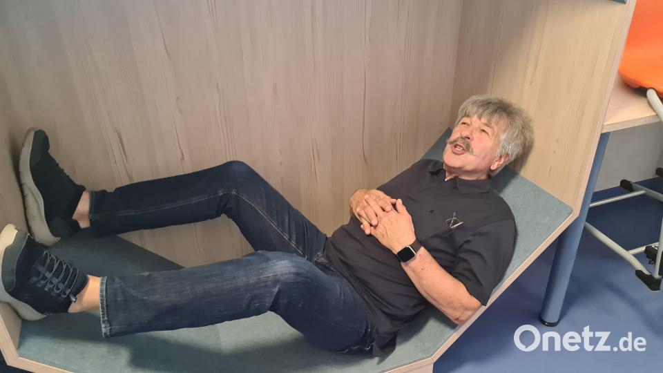 Der Stadtrat sah sich die Waben bei einem Ortstermin schon mal an. Da wäre Thomas Mayer am liebsten nochmal Schüler. Bild: sne