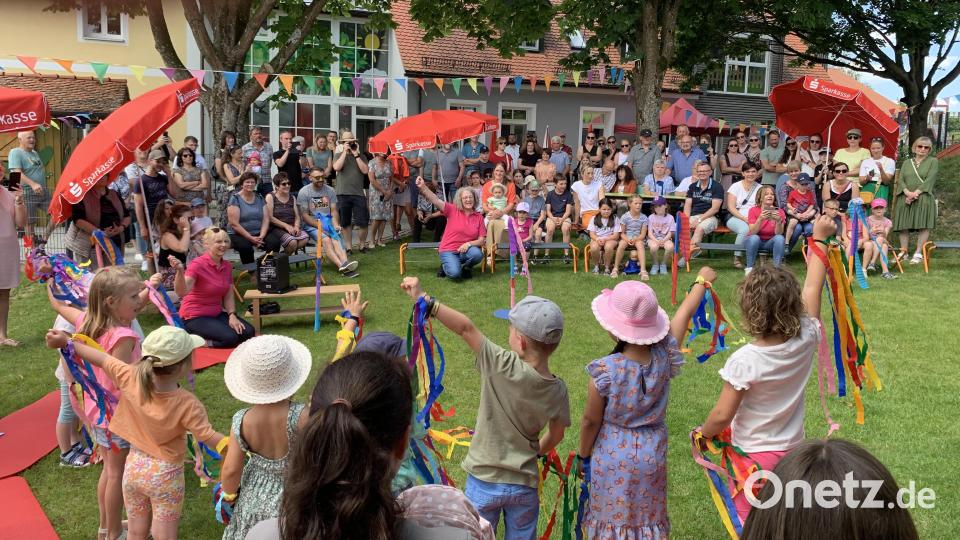 Mit bunten Bändern, Tanz und Gesang erfreuen die Kinder in Wurz die Besucher. Bild: tok
