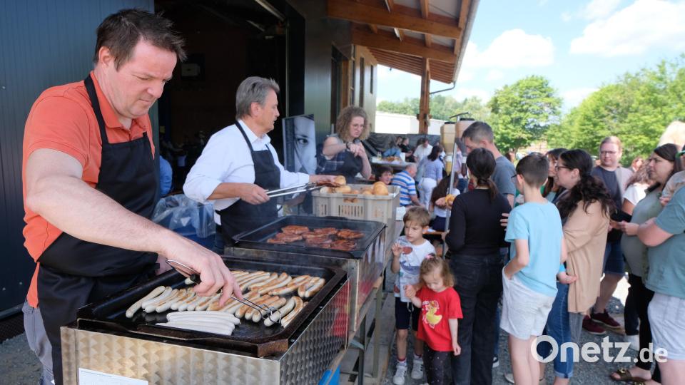 Bratwürstchen und Steaks mit Käsebrezen sind zur Mittagszeit heiß begehrt. Bild: le