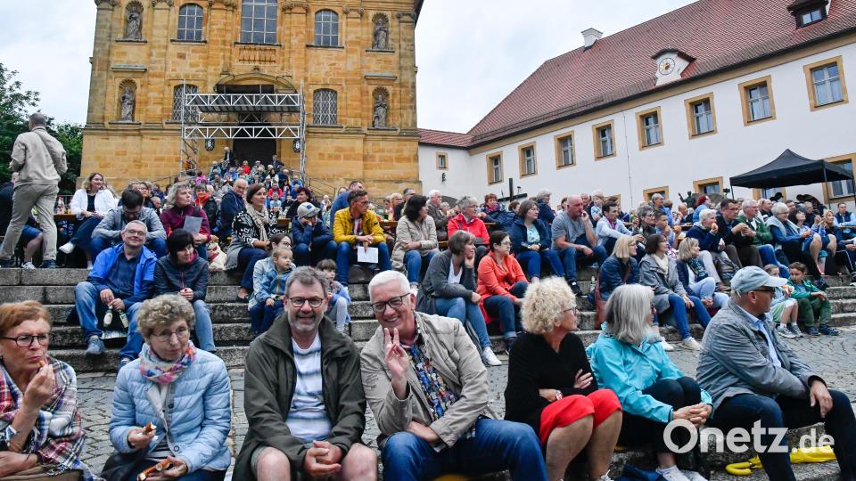 Eigentlich perfekt, um sich hinzusetzen und wunderbare Musik zu genießen: Die Stufen vor der Bergkirche. Bild: Petra Hartl