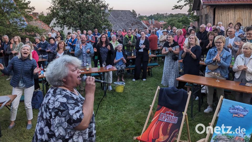 Mitklatschen und Mitsingen: Ramona Fink (vorne mit Mikro) begeistert zusammen mit Andrea Bibel, Michael Deiml und Toby Mayerl in ihrer Gospel Group die vielen Gäste im Cariatsgarten. Eine gelungene Premiere der neuen Schönseer Musikbühne. Bild: eib