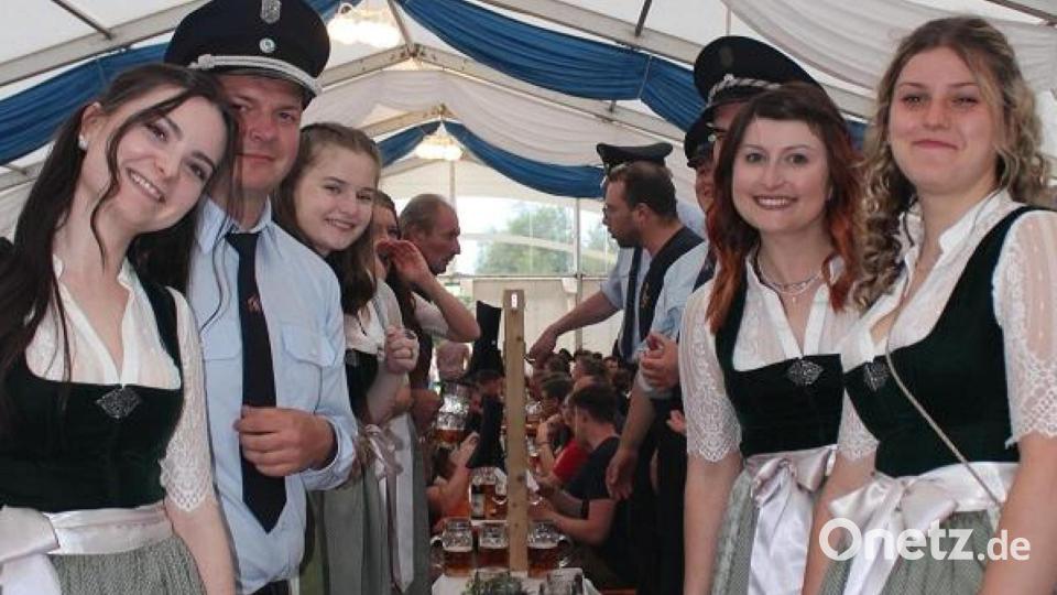 Beste Stimmung herrscht bei den Festdamen der Feuerwehr Altenschneeberg. Bild: nis