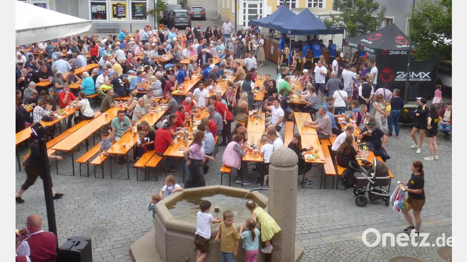 Zahlreiche Besucher kommen zur zwölften Auflage des Marktfestes in Schwarzhofen. Bild: mad